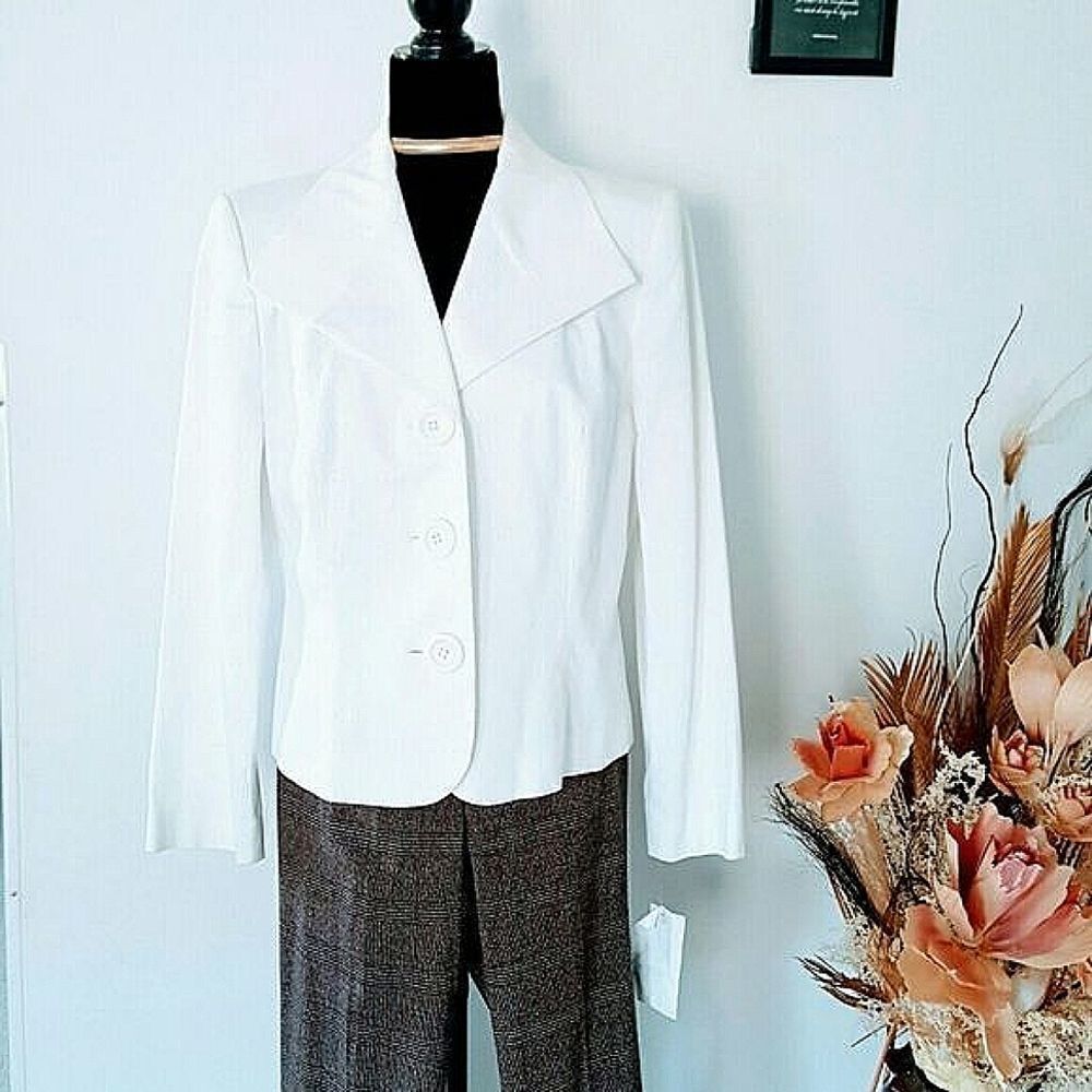Kim Rogers white suit top